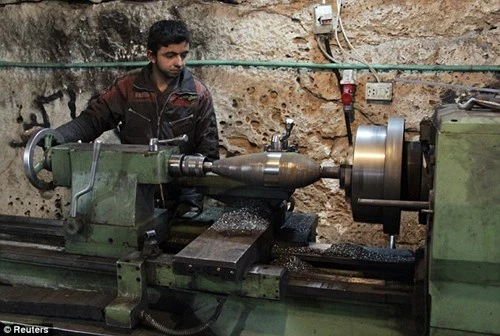 Xem quân nổi dậy Syria tự sản xuất vũ khí trong hang động ảnh 1
