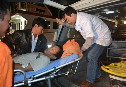 Một ngư dân bị chân vịt chém gãy cổ chân ảnh 1