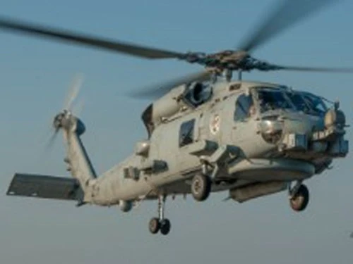 Máy bay Iran lượn sát trực thăng vũ trang Mỹ ảnh 1