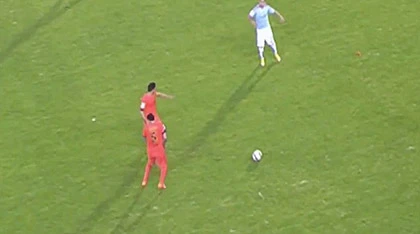 Cầu thủ ném… cỏ vào mặt sao Barcelona bị cấm thi đấu 1 trận ảnh 2