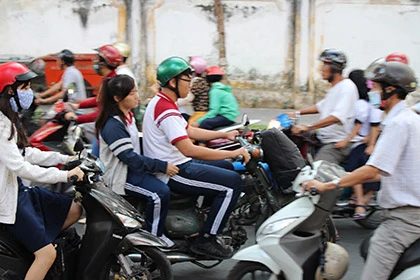 Ngày đầu tiên xử phạt việc đội mũ bảo hiểm với trẻ trên 6 tuổi ảnh 9 Ngày đầu tiên xử phạt việc đội mũ bảo hiểm với trẻ trên 6 tuổi ảnh 9