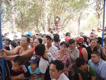 Người dân leo cây xem tòa xử vụ cầm 'kho' hung khí chém người ảnh 1 Người dân leo cây xem tòa xử vụ cầm 'kho' hung khí chém người ảnh 1