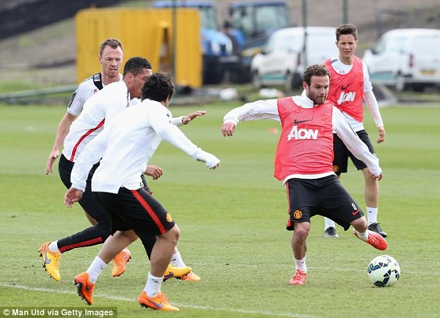 Đoàn quân M.U “căng thẳng” hành quân tới London ảnh 6