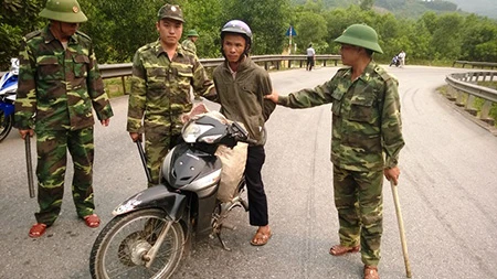 Bắt giữ đối tượng vận chuyển 34kg thuốc nổ qua biên giới ảnh 1