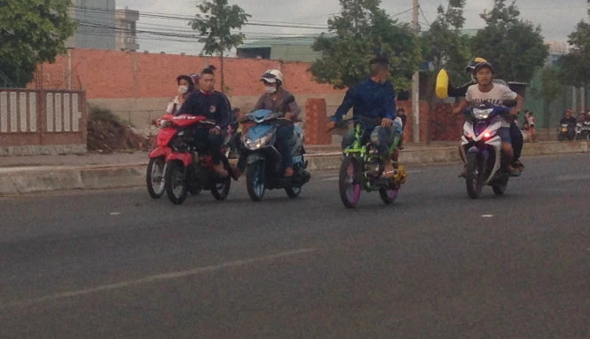 Hàng trăm xe đi “bão” theo xe “cọp” quậy tưng đường phố ảnh 2 Hàng trăm xe đi “bão” theo xe “cọp” quậy tưng đường phố ảnh 2