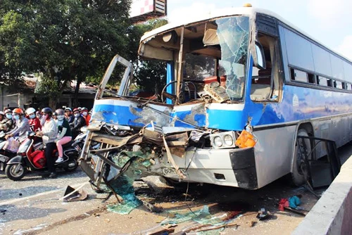 Đầu xe khách biến dạng sau cú đâm liên hoàn. Ảnh: C.T