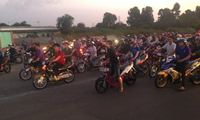Hàng trăm xe đi “bão” theo xe “cọp” quậy tưng đường phố ảnh 1 Hàng trăm xe đi “bão” theo xe “cọp” quậy tưng đường phố ảnh 1