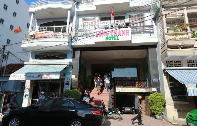 Khách sạn Long Thành, nơi xảy ra vụ đoàn khách đặt phòng trước nhưng không nhận được phòng - Ảnh: Tiến Thành
