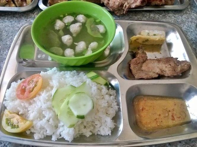 Cơm 2000 đồng/ phần nhưng vẫn đủ 4 món