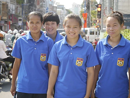 Tuyển nữ Lào uống nước dừa, tung tăng giữa phố Sài Gòn ảnh 9