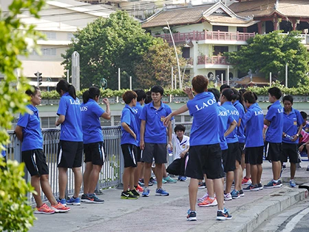 Tuyển nữ Lào uống nước dừa, tung tăng giữa phố Sài Gòn ảnh 1