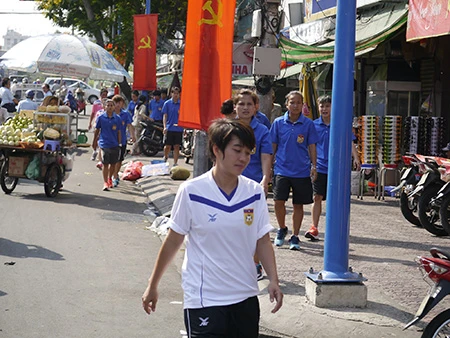 Tuyển nữ Lào uống nước dừa, tung tăng giữa phố Sài Gòn ảnh 3