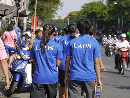 Tuyển nữ Lào uống nước dừa, tung tăng giữa phố Sài Gòn ảnh 4