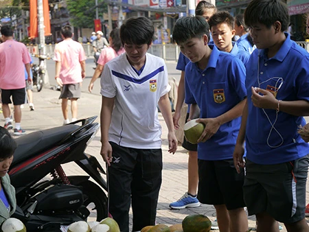 Tuyển nữ Lào uống nước dừa, tung tăng giữa phố Sài Gòn ảnh 5