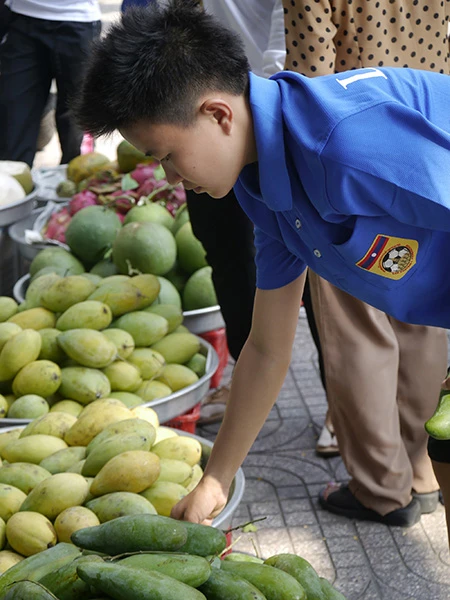 Tuyển nữ Lào uống nước dừa, tung tăng giữa phố Sài Gòn ảnh 6