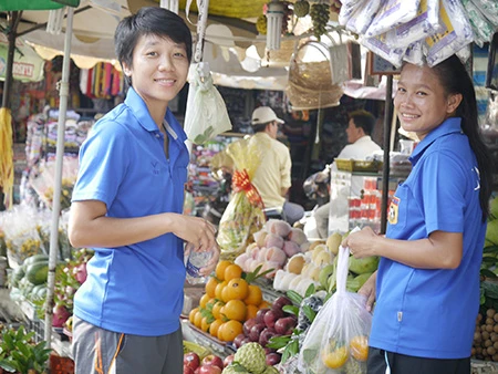 Tuyển nữ Lào uống nước dừa, tung tăng giữa phố Sài Gòn ảnh 7