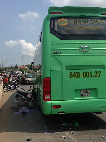 2 xe khách vượt ẩu trên cầu tông chết 4 người, 2 người trọng thương ảnh 3