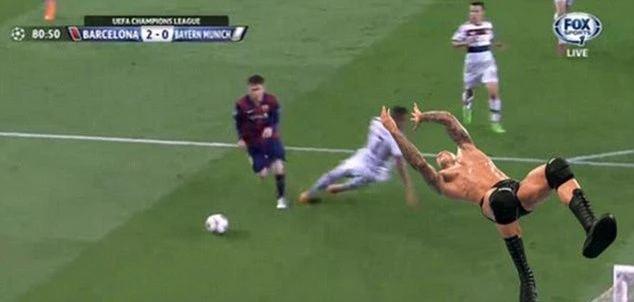 Ảnh chế hài hước pha qua người của Messi khiến Boateng trượt ngã ảnh 4