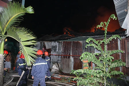 Bà hỏa thiêu rụi xưởng phế liệu ảnh 1 Bà hỏa thiêu rụi xưởng phế liệu ảnh 1