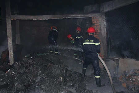 Bà hỏa thiêu rụi xưởng phế liệu ảnh 3 Bà hỏa thiêu rụi xưởng phế liệu ảnh 3