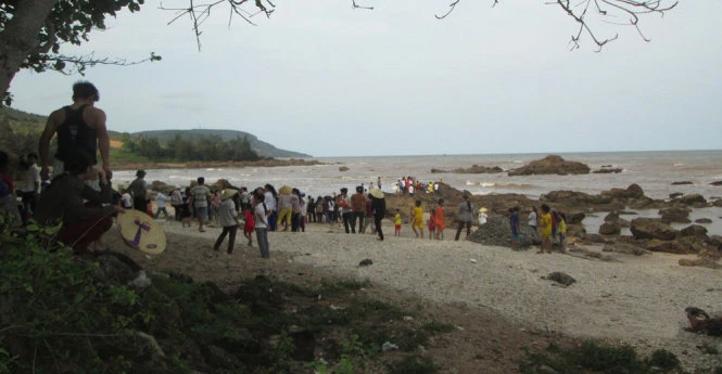 Bãi biển thôn Cọng Hòa nơi 3 cháu bị nước biển nhấn chìm.