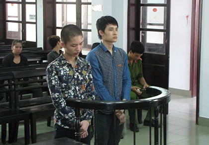 Bị truy đuổi, tên cướp rút kiếm chém luôn cảnh sát 113 ảnh 1