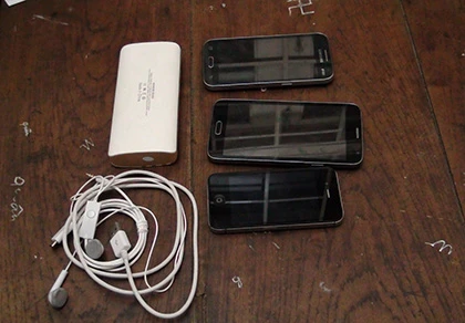 Giả vờ xem điện thoại rồi cướp luôn ảnh 2