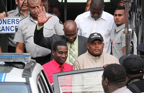 Cựu phó Chủ tịch FIFA, Jack Warner (giơ tay vẫy chào) cũng đã phải ra làm việc với cảnh sát ở quê nhà Trinidad. Ảnh:Reuters fi-2655-1432807601.jpg