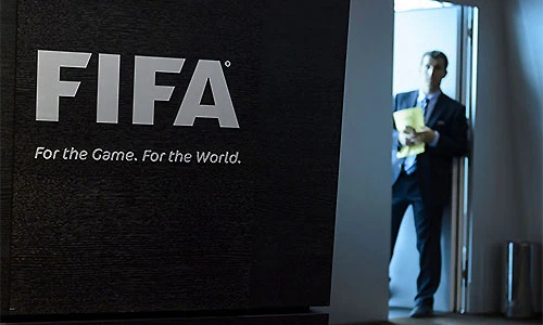 Hình ảnh FIFA bị hoen ố nghiêm trọng vì những scandal gần đây, mà đỉnh điểm là vụ bắt giữ sáu quan chức cấp cao tại Zurich hôm 27/4. Ảnh:AFP. FIFA-9915-1432849691.jpg