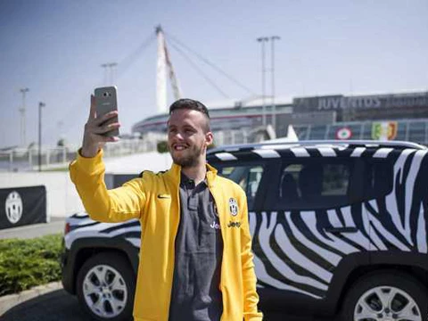 De Marchi chụp ảnh trước sân của Juventus và chiếc xe cá nhân mà anh sơn theo màu áo CLB. marchi-9726-1432901016.jpg