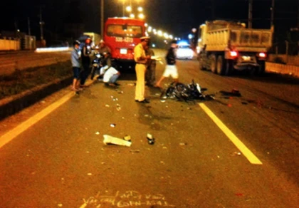 Chạy ngược chiều trong làn xe ô tô, hai thiếu nữ bị tông chết ảnh 1