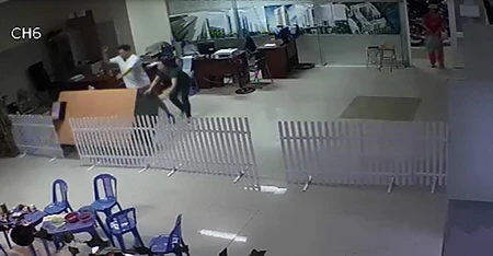 Cư dân đại náo văn phòng ban quản lý chung cư Phú Thọ Hòa ảnh 1