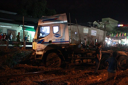 Tàu hỏa 'đấu đầu' xe container, giao thông đường sắt tê liệt 3 giờ đồng hồ ảnh 1