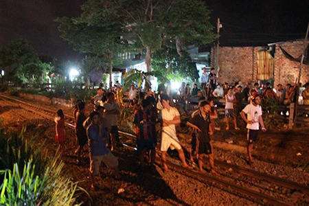 Tàu hỏa 'đấu đầu' xe container, giao thông đường sắt tê liệt 3 giờ đồng hồ ảnh 2