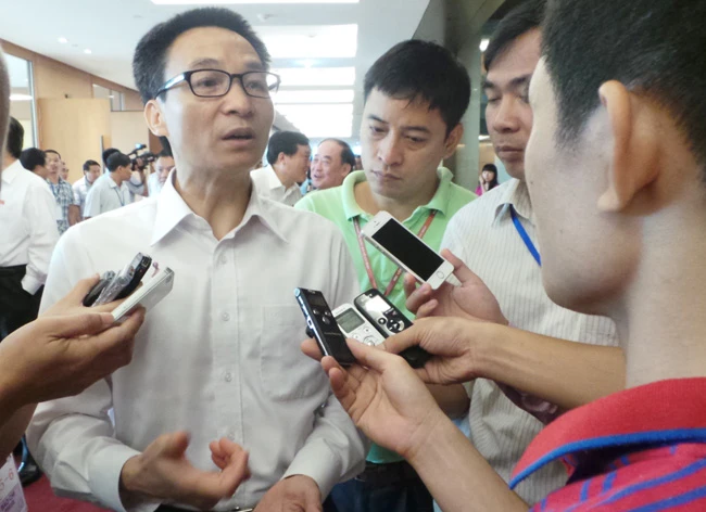 Phó Thủ tướng Vũ Đức Đam trong vòng vây báo chí tại hành lang Quốc hội.