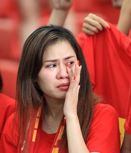 U23 Việt Nam thất bại cay đắng, nữ CĐV bật khóc nức nở ảnh 14