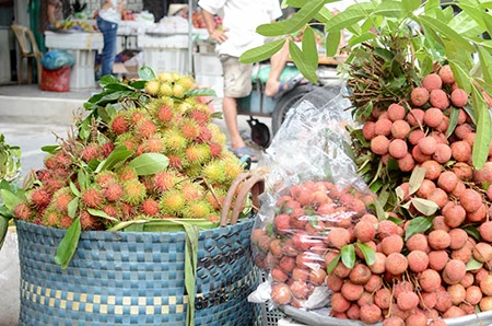 Chùm ảnh: Tết Đoan Ngọ đi chợ mua gì? ảnh 1