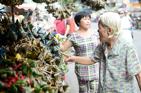 Chùm ảnh: Tết Đoan Ngọ đi chợ mua gì? ảnh 5
