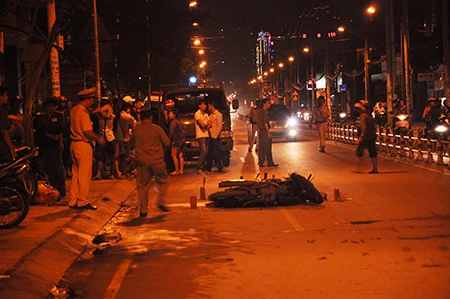 Cái chết khủng khiếp của người đàn ông bị vướng tay lái vào thùng xe container ảnh 1