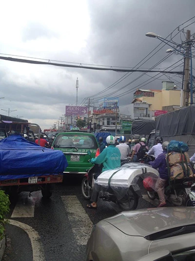 Đường tắc vì mưa lớn, đèn giao thông không hoạt động ảnh 3