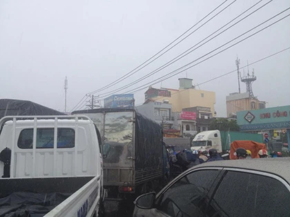 Đường tắc vì mưa lớn, đèn giao thông không hoạt động ảnh 5