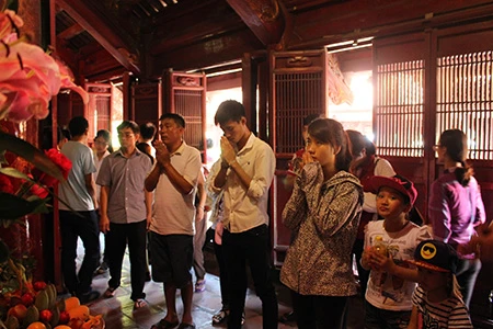 Hàng nghìn sĩ tử vào Văn Miếu cầu may trước kỳ thi ảnh 5