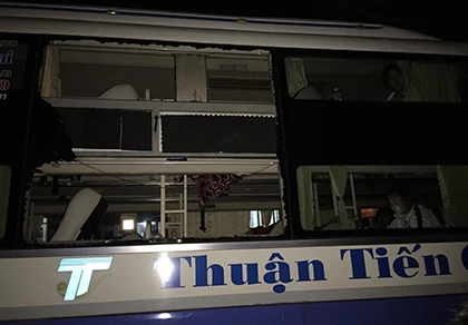 Xe khách bị ném đá, 5 hành khách bị thương ảnh 1
