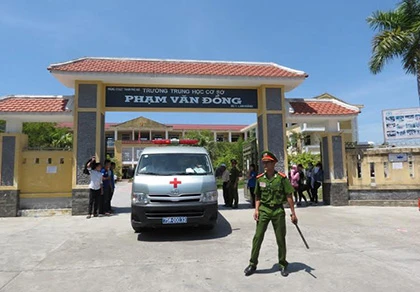 Xe cấp cứu đến điểm thi đưa thí sinh đi nhập viện ảnh 1