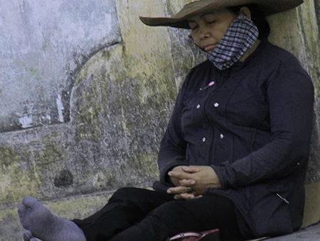 Chùm ảnh người thân vật vạ ngủ ngoài cổng trường thi chờ thí sinh ảnh 11