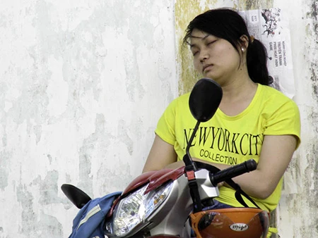 Chùm ảnh người thân vật vạ ngủ ngoài cổng trường thi chờ thí sinh ảnh 2