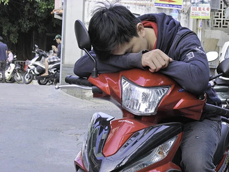 Chùm ảnh người thân vật vạ ngủ ngoài cổng trường thi chờ thí sinh ảnh 5