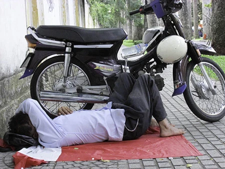 Chùm ảnh người thân vật vạ ngủ ngoài cổng trường thi chờ thí sinh ảnh 8