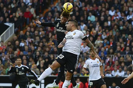 Louis Van Gaal muốn có cả Ramos lẫn Otamendi ảnh 1