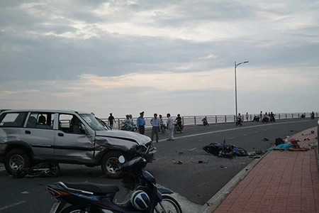 Ô tô tông 2 xe máy, 3 người rơi từ trên cầu xuống đất tử vong ảnh 1